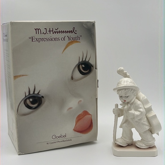 M.J.Hummel Expressions of Youth #164 “ Little Cellist”
Hum 89/11 - Picture 3 of 12